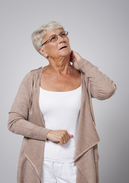 Donna anziana che soffre di dolore al collo
 - Foto, immagini