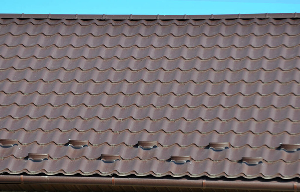 La maison, dont le toit est recouvert de tuiles métalliques - Photo, image
