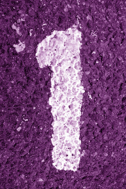 Número um no asfalto em tom púrpura. Fundo abstrato e textura para design. - Foto, Imagem
