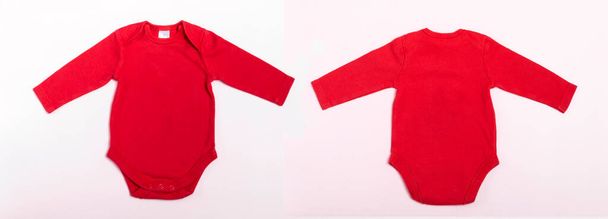Mockup baby bodysuit με μακριά μανίκια σε κόκκινο σε λευκό φόντο. Μπάνερ - Φωτογραφία, εικόνα