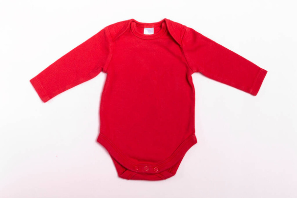 Mockup baby bodysuit με μακριά μανίκια σε κόκκινο σε λευκό φόντο - Φωτογραφία, εικόνα