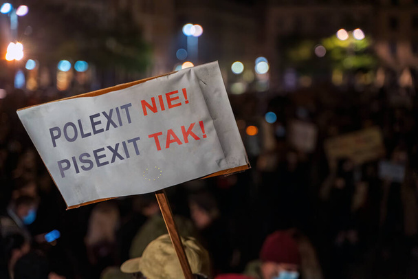 Krakov, Polsko - 10. října 2021: Překlad banneru říká, že Polsko zůstává, vláda odchází. Lidé protestují proti verdiktu Ústavního soudu. Mnozí věří, že verdikt by mohl vyústit - Fotografie, Obrázek