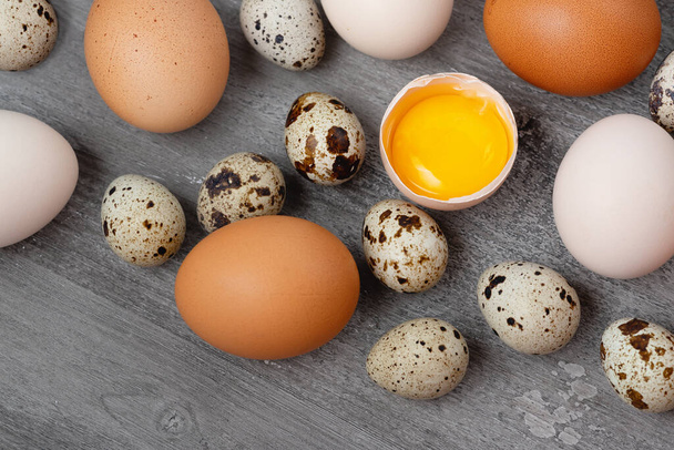 κάτοψη του κοτόπουλου και του ορτυκιού αυγά σε πίνακα - Φωτογραφία, εικόνα