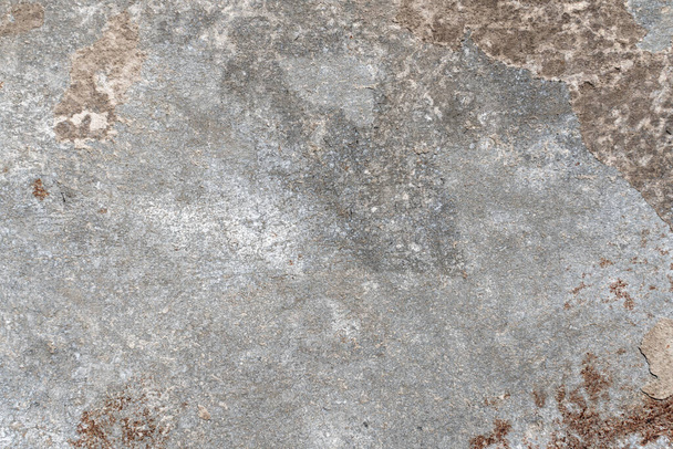 Монохромный темно-серый фон. Старая текстура стен, бетонный цементный фон. Большая серая бетонная стена, выветриваемая по возрасту  - Фото, изображение