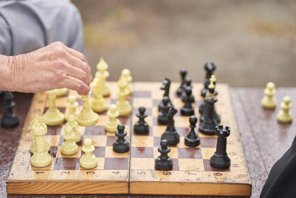 Двоє чоловіків грають у шахи. Шахова настільна гра концепція бізнес-ідей та конкуренції та стратегічного плану значення успіху
 - Фото, зображення