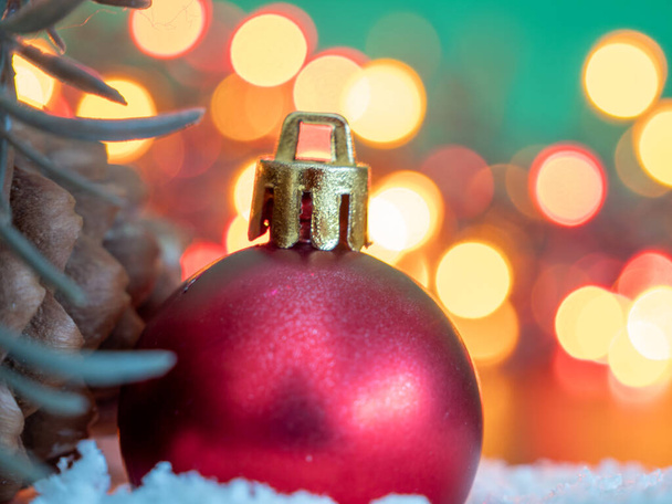 Červená vánoční koule na pozadí krásný bokeh. - Fotografie, Obrázek
