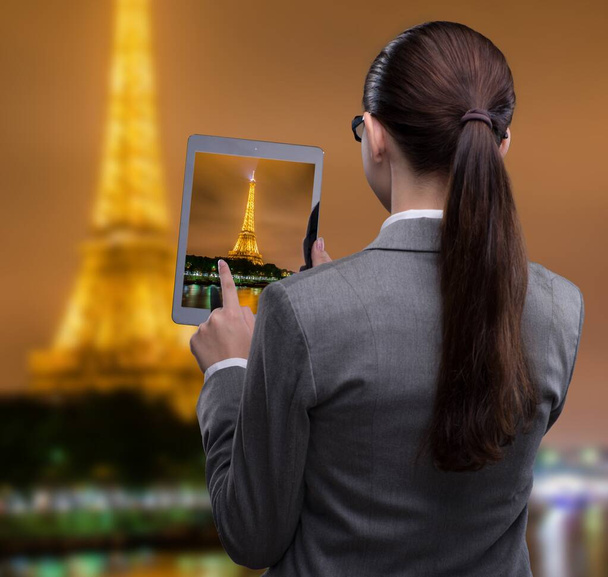 Concepto de viaje de realidad virtual con mujer y tableta
 - Foto, Imagen
