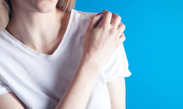 young woman has shoulder pain - Фото, изображение