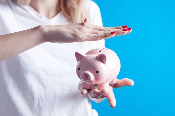 young girl holding a piggy bank - Foto, imagen
