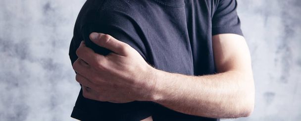 the man has shoulder pain - Zdjęcie, obraz