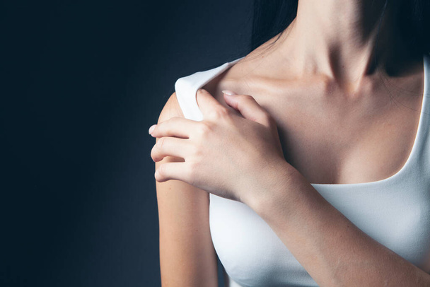 young woman has shoulder pain - Foto, Imagen