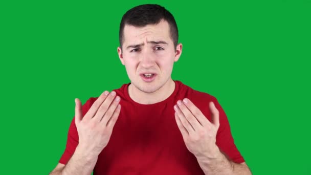 hombre descontento resentido de pie en la pantalla verde - Metraje, vídeo
