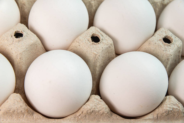 Eier auf dem braunen Hintergrund - Foto, Bild