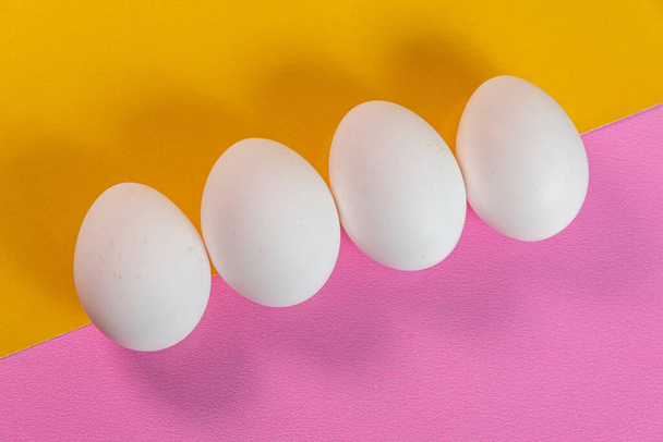 Eier auf dem gelben und rosa Hintergrund - Foto, Bild