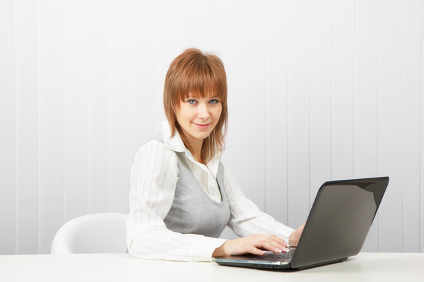 Attractive girl with a computer - Zdjęcie, obraz