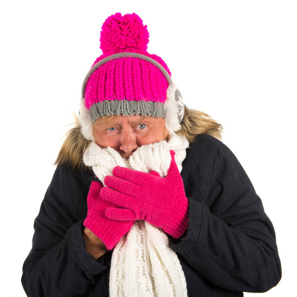 Υγιής ηλικιωμένη γυναίκα το χειμώνα απομονωμένη σε λευκό φόντο - Φωτογραφία, εικόνα