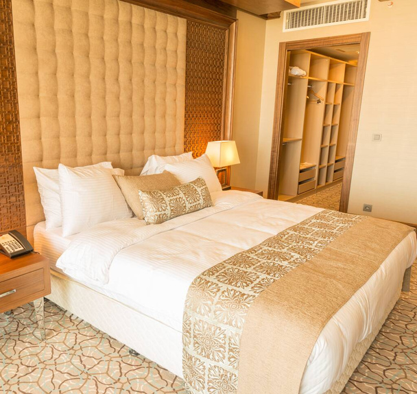 Сучасний готельний номер з великим ліжком
 - Фото, зображення