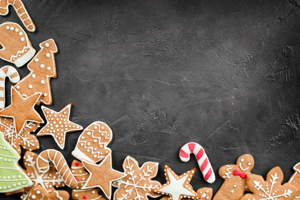 χριστουγεννιάτικα μπισκότα μελόψωμο σε σκούρο σκυρόδεμα φόντο με αντίγραφο χώρο - Φωτογραφία, εικόνα