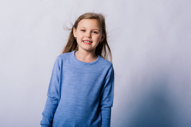 Portrait de belle petite fille heureuse souriante sur un studio. Fond blanc isolé - Photo, image