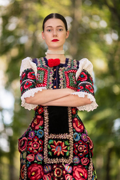 Młoda, piękna słowianka w tradycyjnej sukience. Słowacki folklor - Zdjęcie, obraz
