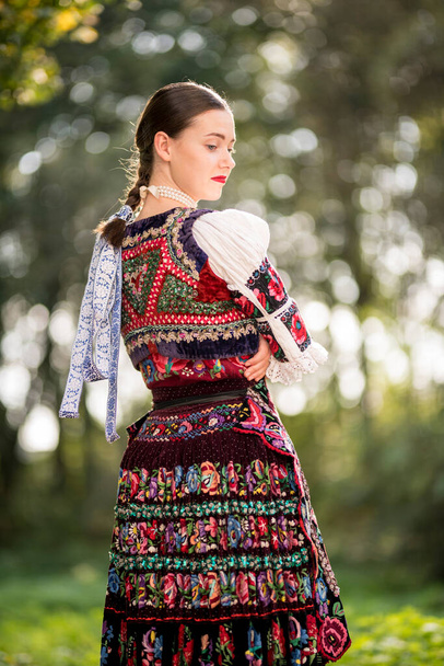 Geleneksel elbiseli, güzel, Slovak kadın. Slovakça folklor - Fotoğraf, Görsel
