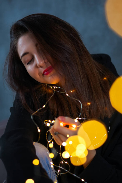 Beautiful girl with a Christmas garland - Foto, afbeelding