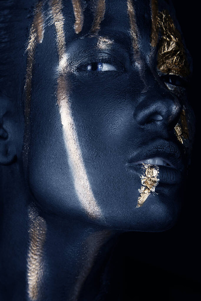 fashion portrait of a blue-skinned girl with gold make-up. Beauty face. - Φωτογραφία, εικόνα