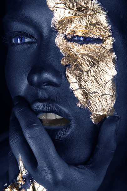 fashion portrait of a blue-skinned girl with gold make-up. Beauty face. - Fotoğraf, Görsel