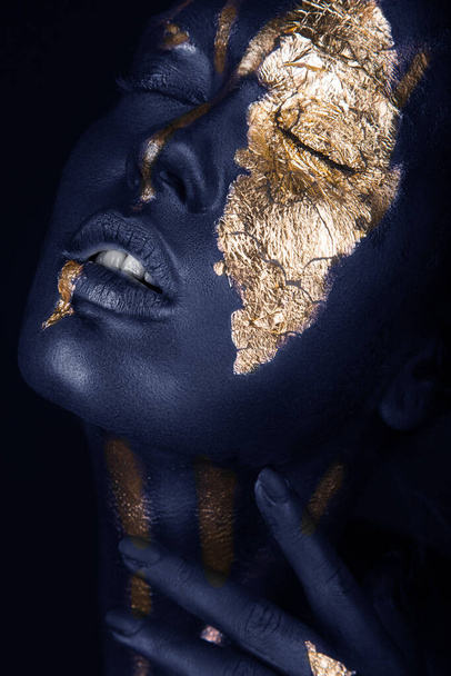 fashion portrait of a blue-skinned girl with gold make-up. Beauty face. - 写真・画像