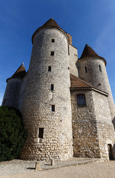 Widok na średniowieczny zamek Nemours we Francji. Zamek został zbudowany około 1060 roku przez Wilhelma Zdobywcę, który z powodzeniem podbił Anglię w 1066 roku.. - Zdjęcie, obraz