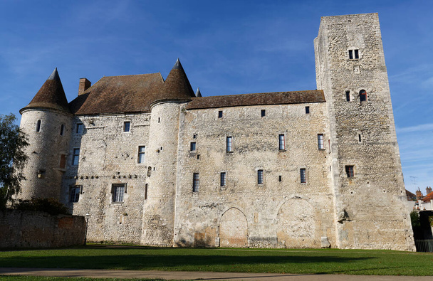Blick auf die mittelalterliche Burg von Nemours in Frankreich. Die Burg wurde um 1060 von Wilhelm dem Eroberer erbaut, der 1066 England erfolgreich eroberte.. - Foto, Bild