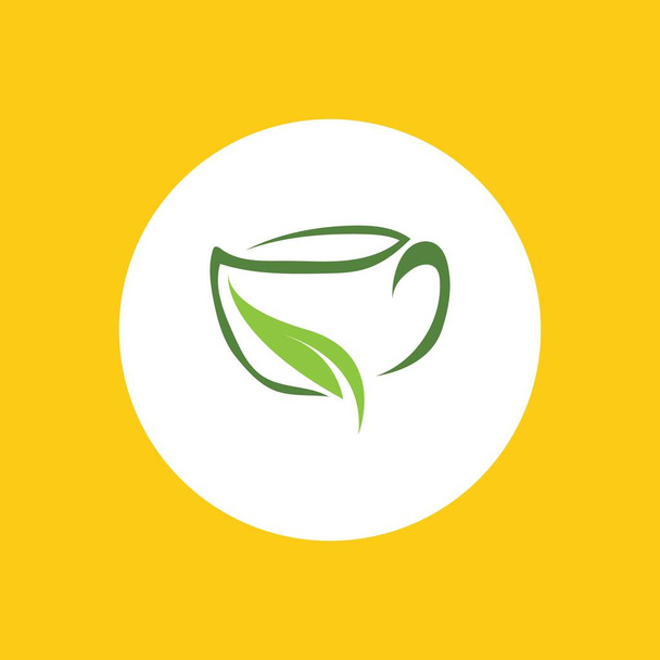 чашка зеленого чая листья на желтом фоне - Вектор,изображение