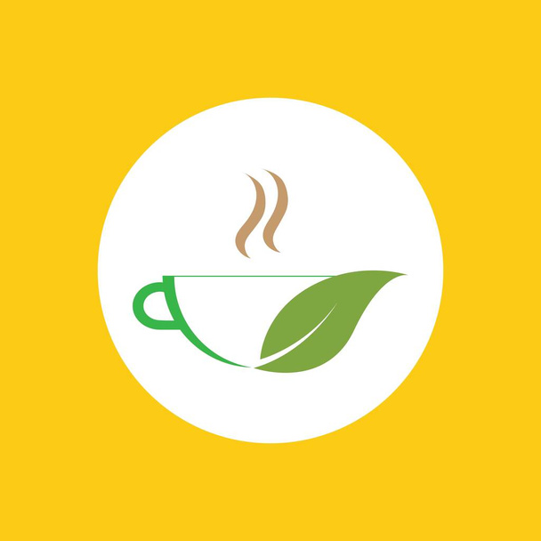 egy csésze zöld tealevél sárga alapon - Vektor, kép