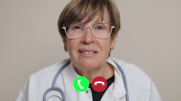 Senior vrouwelijke arts in gesprek met de patiënt via medische video consult  - Video