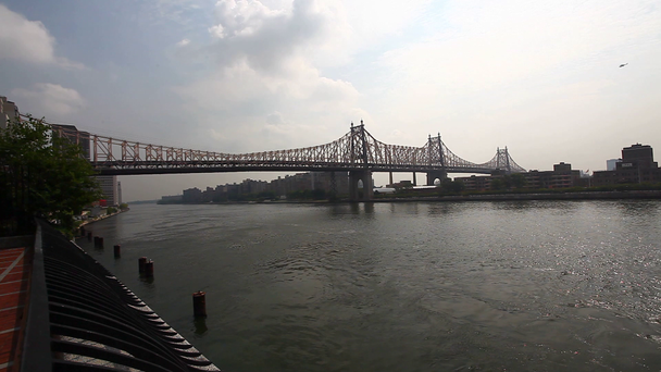 моста Квінсборо на Манхеттені з вертольота на відстані - Кадри, відео