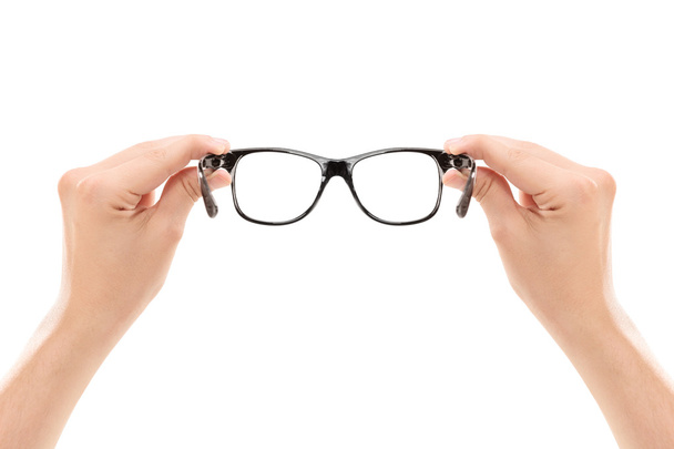 mannelijke handen bedrijf bril - Foto, afbeelding