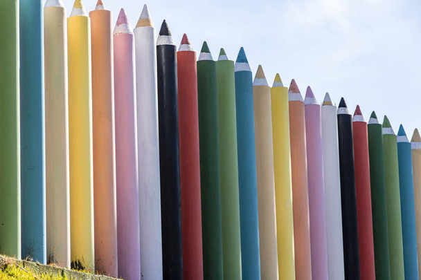 muro de lápices gigantes de colores en un jardín de infantes en Pirapora do Bom Jesus, interior del estado de Sao Paulo, Brasil - Foto, Imagen