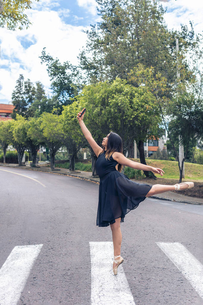 バレエダンサーが路上で自撮り - 写真・画像