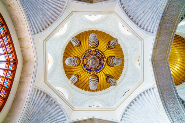 Muscat, Oman, 4 грудня 2016: люстра в головному молитовному залі мечеті Мухаммеда аль-Аміна в Маскаті, Оман. - Фото, зображення