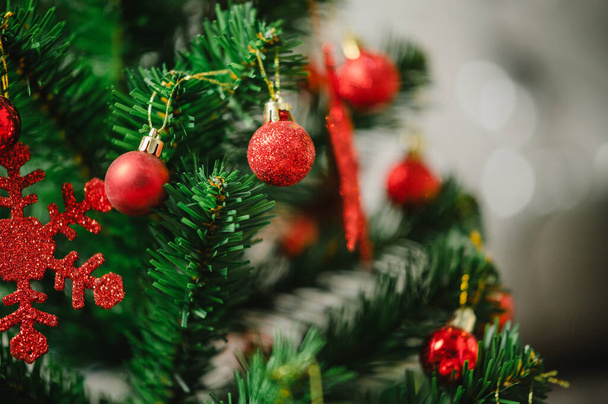 Ozdobne kulki światła i sosna Boże Narodzenie i nowy rok tło wakacje - Zdjęcie, obraz