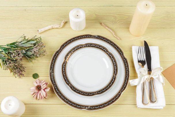 Top view of a wedding table setting with decorations - Foto, afbeelding