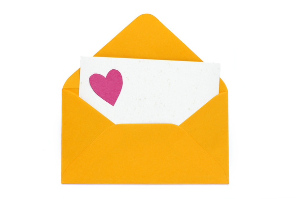 Lettre d'amour enveloppe orange avec coeur en papier sur carte blanche
 - Photo, image