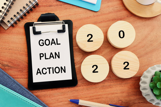 Top view image of note with the text 2022 and the words - goal plan action - Foto, immagini