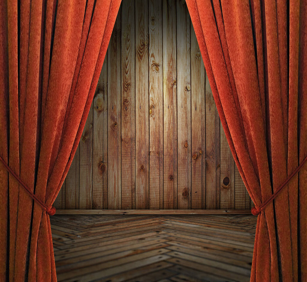 старый интерьер с красными шторами, деревянная стена - Фото, изображение