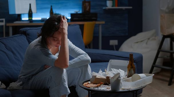 Frustrata donna stressata che ha mal di testa sentirsi triste depresso - Foto, immagini