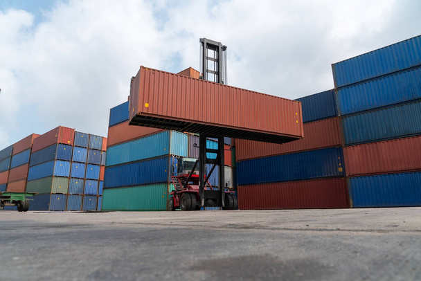Vrachtcontainer voor overzeese scheepvaart in scheepswerf met zware machine . - Foto, afbeelding