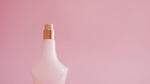 Άρωμα και άρωμα με θηλυκό λουλουδάτο άρωμα ως προώθηση του προϊόντος ομορφιάς σε ροζ φόντο - Πλάνα, βίντεο