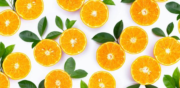 Orangene Früchte auf weißem Hintergrund. Zitrusfrüchte kalorienarm, reich an Vitamin C und Ballaststoffen - Foto, Bild