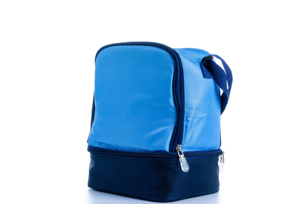 Blauwe tas. Vriezer, koelbox voor koude lunch eten geïsoleerd op witte achtergrond. Blauwe tas voor onderweg, picknick. - Foto, afbeelding
