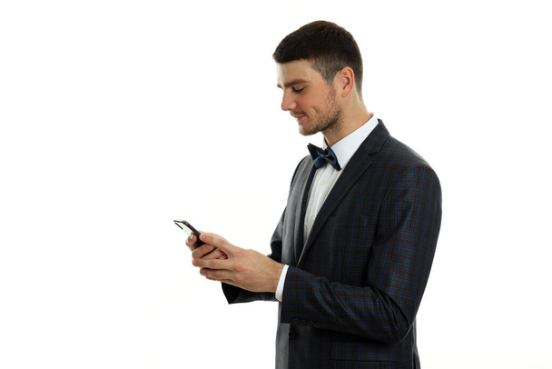 Επιχειρηματίας χρησιμοποιώντας το τηλέφωνο, απομονώνονται σε λευκό φόντο. - Φωτογραφία, εικόνα
